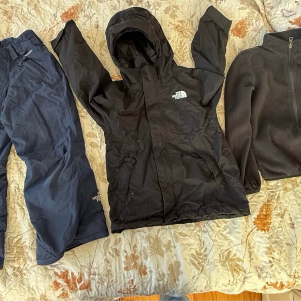 Boys size 6-7 North Face Snowboard Set. Waterproof & Weatherproof  Used